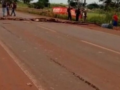 Indígenas fecham trecho da Perimetral Norte em Dourados