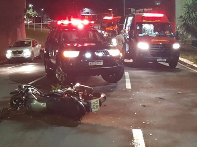 Jovem fica em estado gravíssimo ao colidir moto contra árvore