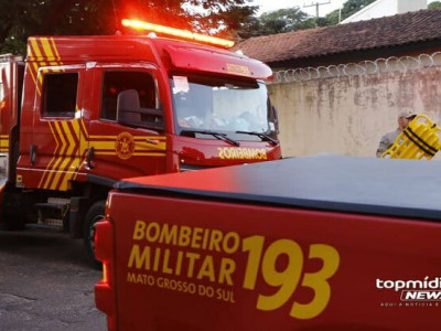 Carro pega fogo na frente da UPA Leblon e assusta pacientes