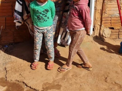 Criança de 8 anos é encontrada cuidando de três irmãos caçulas