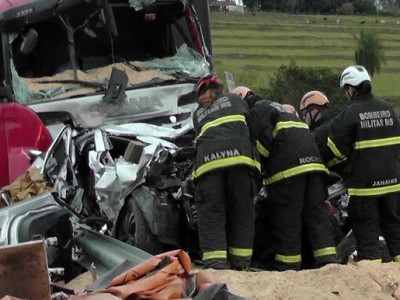 Dois morrem em batida entre duas carretas e Toro na BR-163