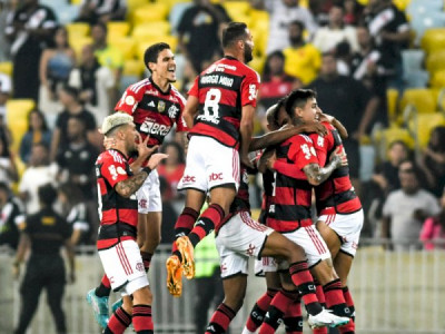 Flamengo goleia Vasco no clássico e assume quinta colocação