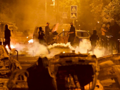 França tem terceira noite de protestos, após jovem morto pela polícia