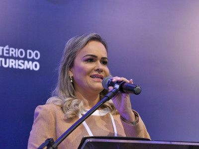 Lula mantém ministra do Turismo no cargo