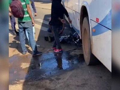 Moto para embaixo de ônibus em acidente no Aero Rancho