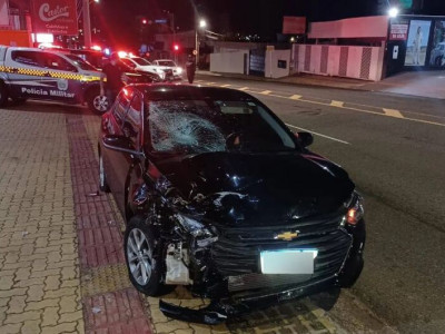 Motorista colide carro contra moto e mata técnica de enfermagem