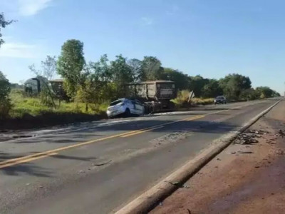 Motorista morre após bater de frente com caminhão