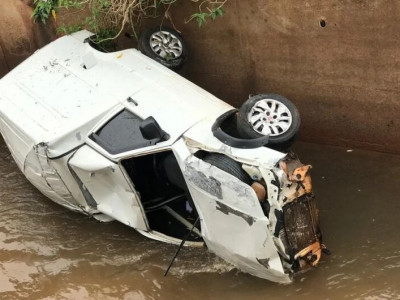 Motorista perde controle da direção e veículo cai em córrego