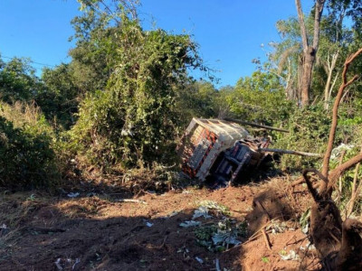  Motorista perde o controle e tomba carreta próximo a pesqueiro