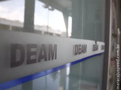 Mulher é presa por homofobia e tentar bater no próprio irmão 