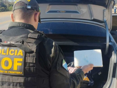 Polícia aborda veículo e encontra passageiro com cocaína 