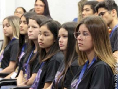 Alunos da rede pública poderão concorrer a uma bolsa 