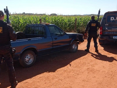 Casal é flagrado transportando 130 quilos de maconha em veículo