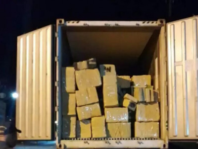 Casal estaciona caminhão cheio de maconha em frente a quartel 