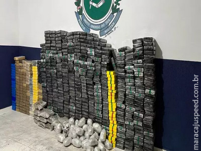Dupla abandona camionete carregada com R$ 2 milhões em drogas