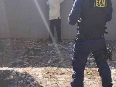 Homem ameaça com revólver funcionários de Unidade de Saúde