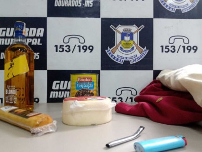 Homem é detido furtando bebida, queijos e feijoada em mercado