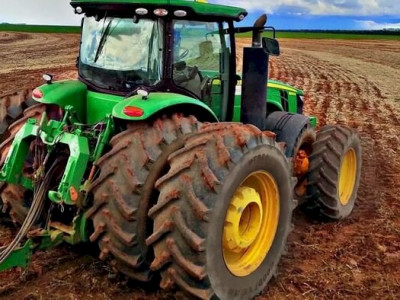 Homem liga trator engatado e acaba atropelado em Corumbá