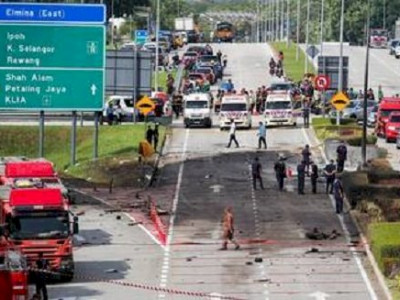 Avião cai em rodovia na Malásia, bate em veículos e deixa pelo menos 10 mortos
