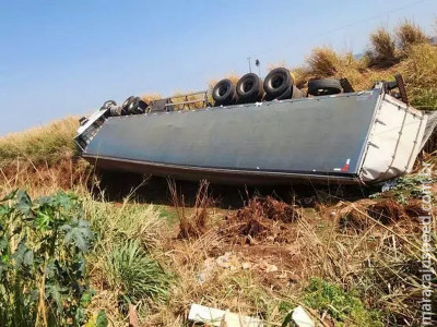 Carreta com algodão tomba e é abandonada às margens de rodovia