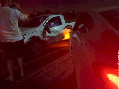 Carros colidem após condutora de Fusion desviar de pedestre