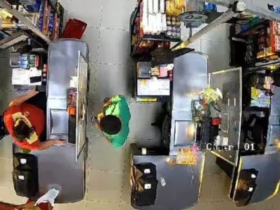 Funcionária é flagrada furtando caixa de supermercado