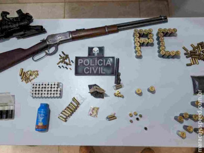 Homem tenta fugir, mas é preso com acessórios, armas e munições 