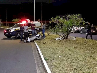 Jovem bate moto em árvore e morre em Campo Grande 
