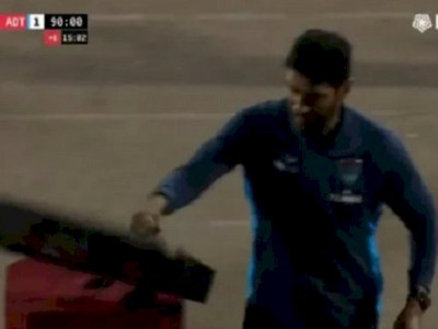Loco Abreu é expulso, se irrita e 