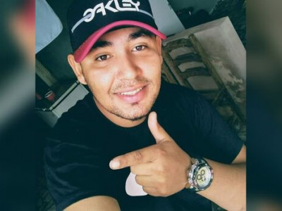 Mãe de jovem assassinado é amparada por amigos em Campo Grande
