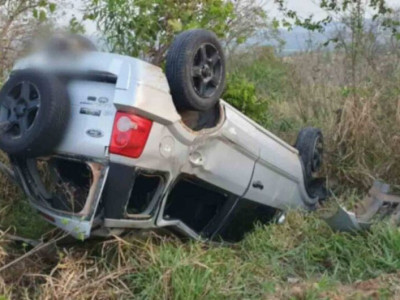 Motorista é lançada do carro em acidente e morre