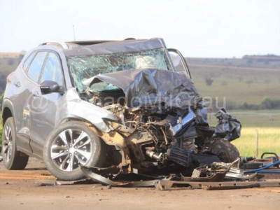 Mulher morre em batida de carro e caminhonete na BR-158