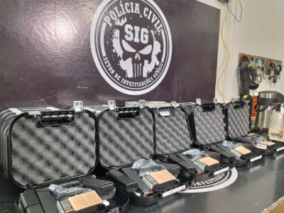 Policiais do SIG recebem pistolas e carregadores 