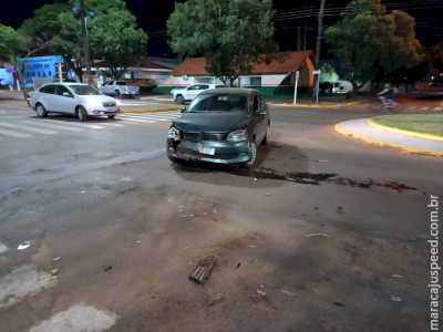 Veículos colidem em rotatória na área central de Caarapó