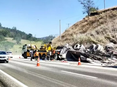 Caminhão de MS tomba e mata duas pessoas em São Paulo