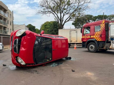 Carro tomba em acidente envolvendo quatro veículos em Dourados
