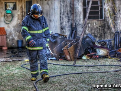 Casa fica totalmente destruída em incêndio em Corumbá