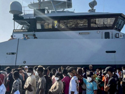 Ilha italiana está em crise com entrada de grande número de imigrantes 