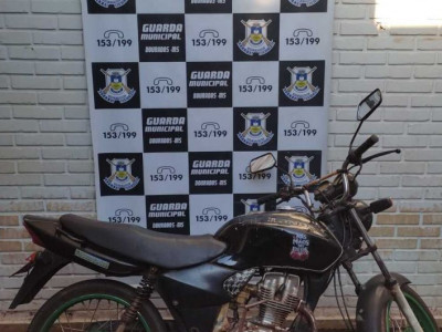 Jovem tenta despistar GM, mas é preso com moto furtada 