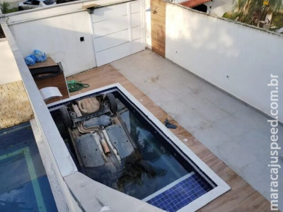 Mulher morre afogada após carro cair em piscina de casa em SP