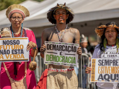 Povos indígenas marcham em Brasília contra marco temporal
