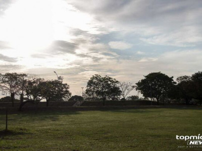 Sextou com calorão e pancadas de chuva em MS