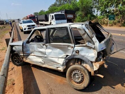 Uno é destruído em acidente com caminhão na BR-163 