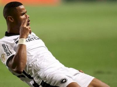 Brasileirão retorna com 13 gols e vantagem para o líder Botafogo
