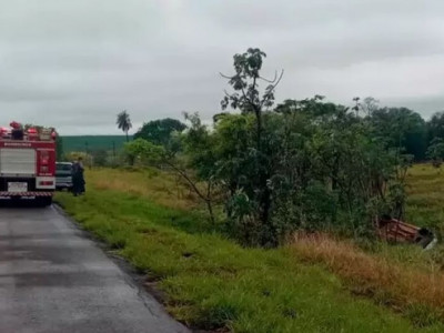 Carro com família de MS capota e passageira morre em São Paulo