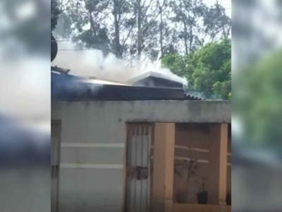 Casa pega fogo e bombeiros combatem chamas em Campo Grande