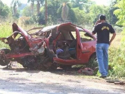 Casal voltava de passeio quando morreu após colisão em árvore