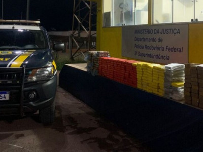 Dupla é flagrada com mais de 300 kg de cocaína em ônibus