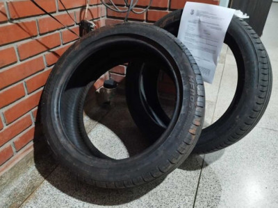 Homem é flagrado carregando pneus furtados durante a madrugada