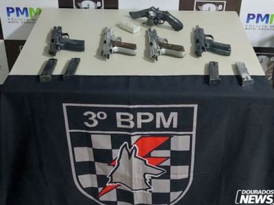 Jovem é flagrada com quatro pistolas e um revólver em ônibus
